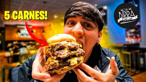 Kevin Medina probando una hamburguesa