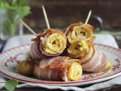 Rollos de huevo y tocino servidos en un plato
