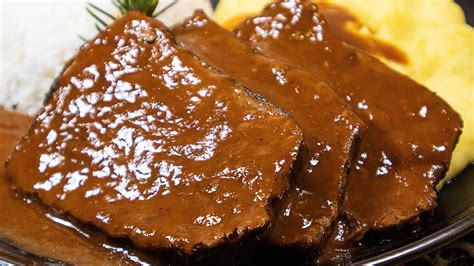 Asado de res con salsa y guarnición