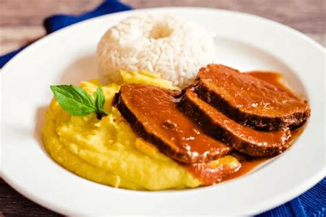 Plato de asado de res con puré de papas y arroz
