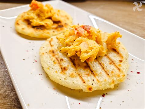 Arepas enriquecidas con huevo y queso