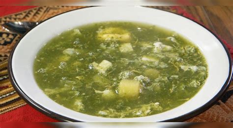 Ingredientes frescos para la sopa verde peruana: paico, espinaca, huacatay, papas, huevos, queso