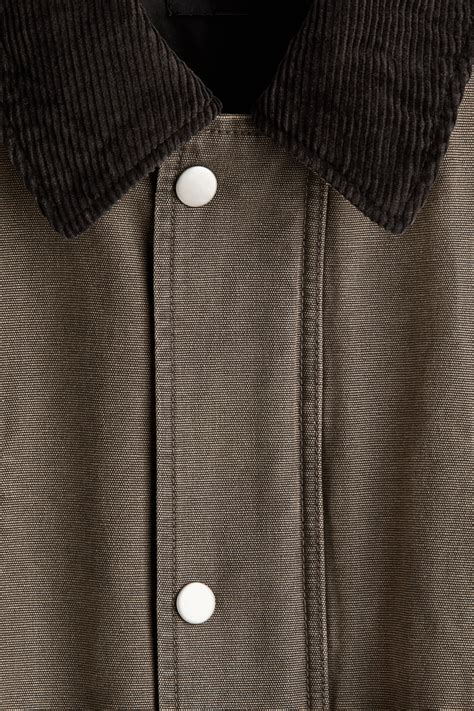 Detalle del cuello de pana de una parka