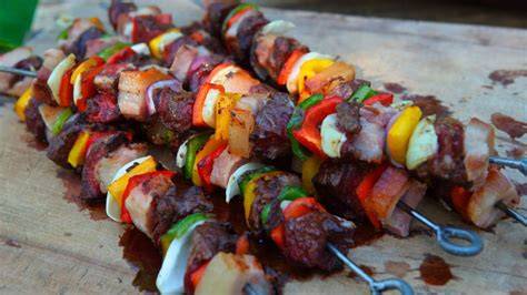 Brochetas de lomo de cerdo con verduras
