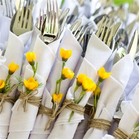 Presentación de cubiertos en servilletas para un buffet