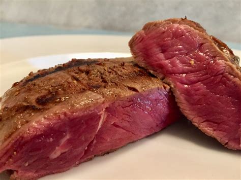 Un filete de carne poco hecha (saignante) con un interior rosado.