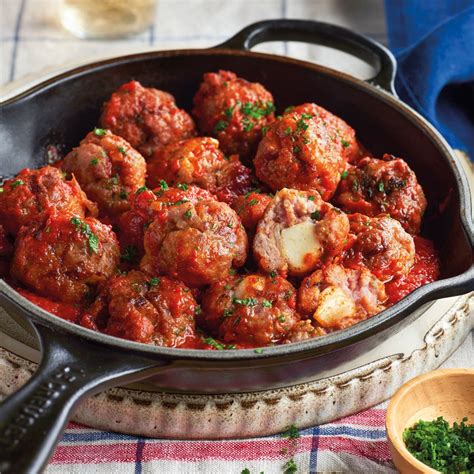 Albóndigas con tomate rellenas de queso y cebolla caramelizada