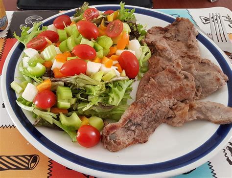 Ensalada fresca con carne fría