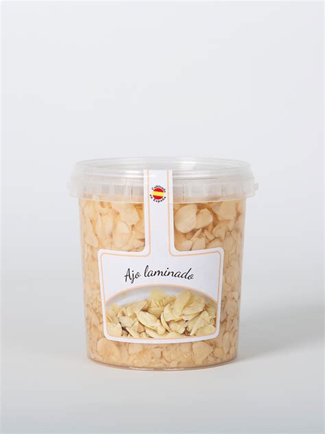 Ajo laminado y guindillas picadas