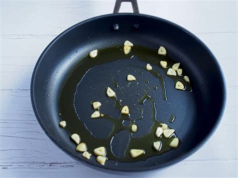 Ajo y guindilla salteándose en aceite de oliva