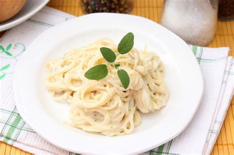Plato de espaguetis blancos picantes servido