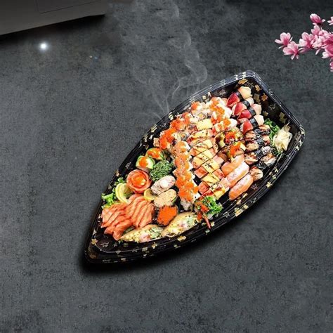 Modelo femenina tumbada como bandeja para sushi