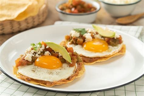 Tostadas con diferentes preparaciones de huevo