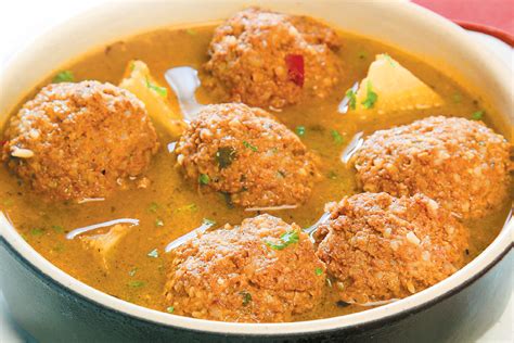 Sopa de albóndigas con arroz e infografía de ingredientes