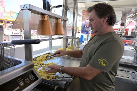 Puesto de patatas asadas en una feria