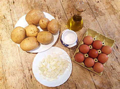 Ingredientes para una tortilla de patatas: patatas, huevos, cebolla, aceite y sal
