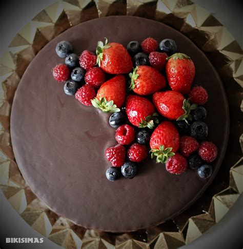 Tarta de batata y chocolate decorada con frutos rojos
