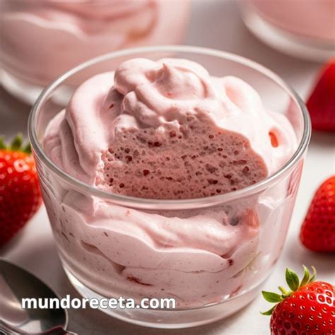 Mousse de fresa y nata con capas