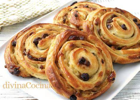 Caracolas de hojaldre con pasas y crema de almendras