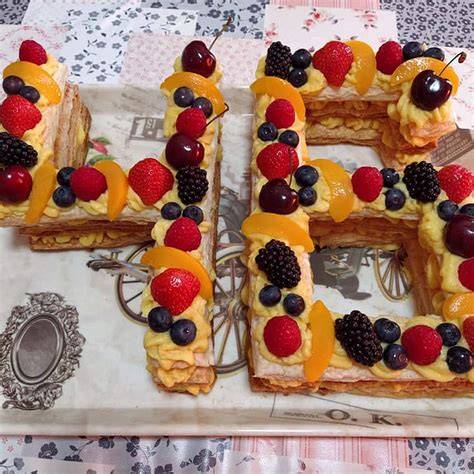 Tarta de números con hojaldre y frutas