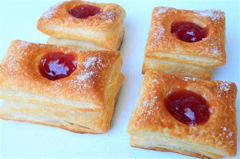 Pasteles de hojaldre rellenos de mermelada de frambuesa