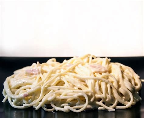 Plato de espaguetis a la carbonara con carne picada
