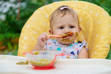 Bebé comiendo puré de verduras