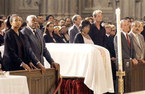 Pedro Knight, en la Catedral de San Patricio, durante el último servicio religioso en honor a su esposa, Celia Cruz