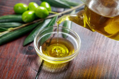 Aceite de oliva virgen extra en un cuenco con repostería
