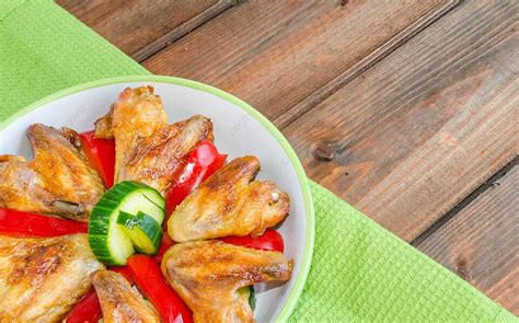 Alitas de pollo horneadas con verduras