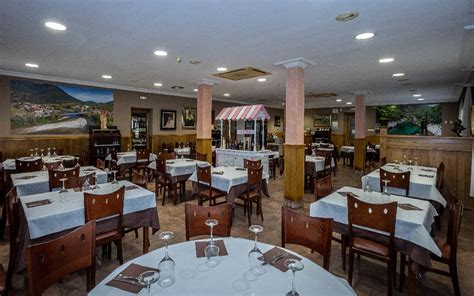 Interior tradicional del restaurante Covadonga en Llanes