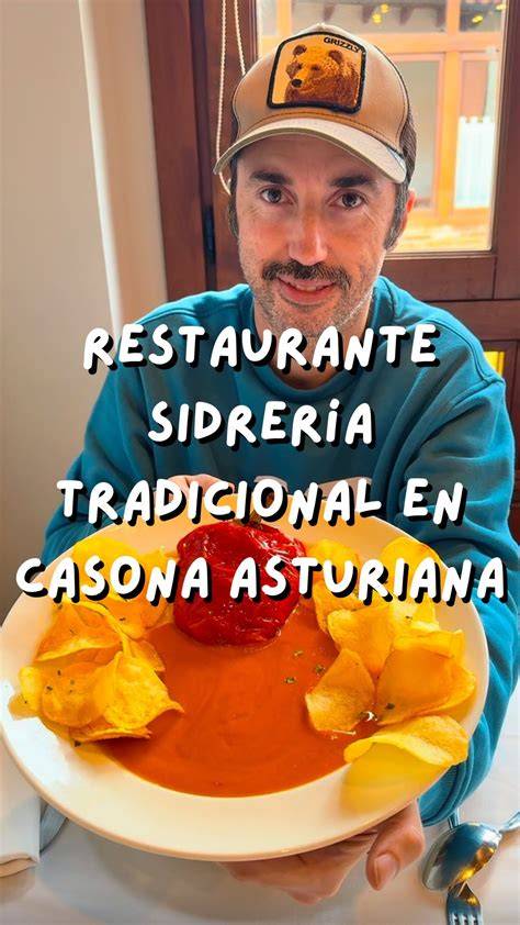 Ambiente animado de una sidrería tradicional asturiana