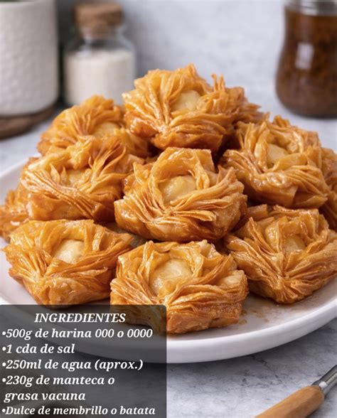 Pastelitos hojaldrados dorándose en el aceite