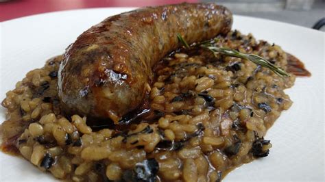 Butifarra del perol en una tabla de cortar