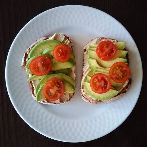 Tostadas con hummus y aguacate