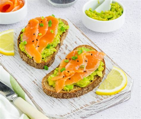Tostadas de salmón, aguacate y queso crema