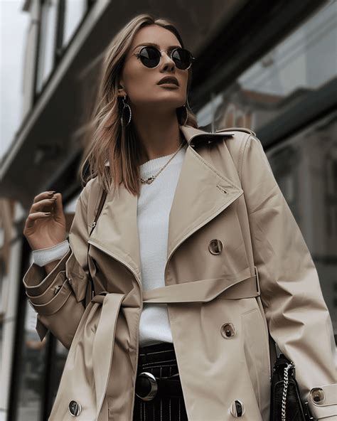 Mujer con gabardina beige, jeans rotos y zapatillas blancas