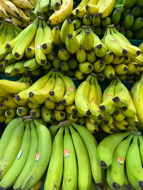 Plátanos verdes frescos en un mercado tropical
