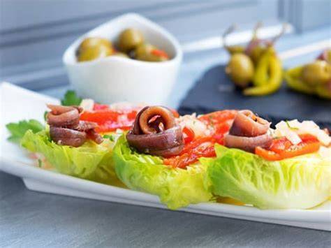 Ensalada de cogollos, tomate y anchoas