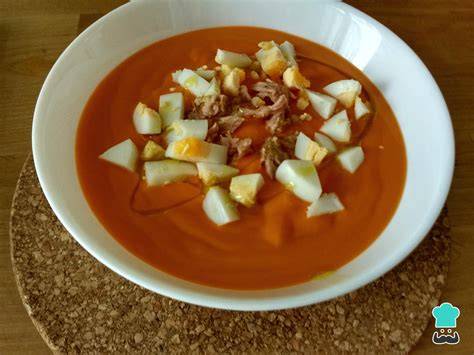 Plato de salmorejo con decoración vanguardista