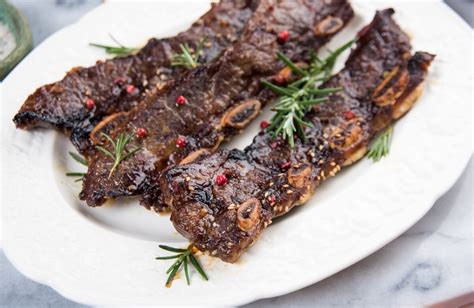 Costillas de res cocinándose lentamente