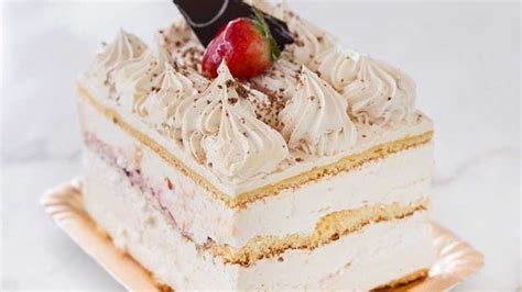 Detalle del postre Imperial Ruso con almendras fileteadas