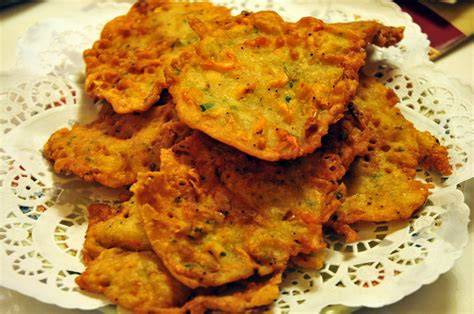Tortillitas de camarones recién hechas en un plato