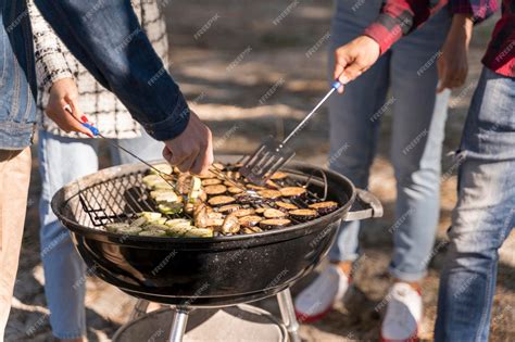 Familia y amigos compartiendo una barbacoa al aire libre