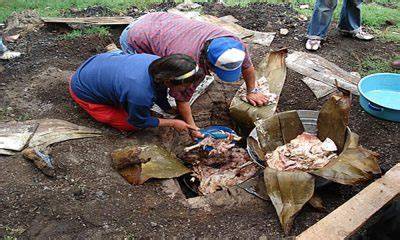 Barbacoa tradicional mexicana cocinándose en un hoyo