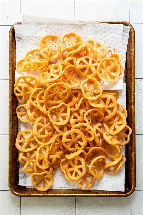 Chicharrones de harina dorados y crujientes listos para servir