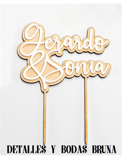 Variedad de cake toppers de boda en metacrilato y madera