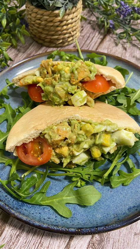 Pan de pita relleno de salmón y aguacate