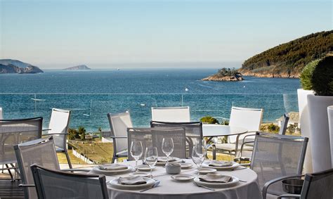Terraza de restaurante con vistas al mar en Moaña
