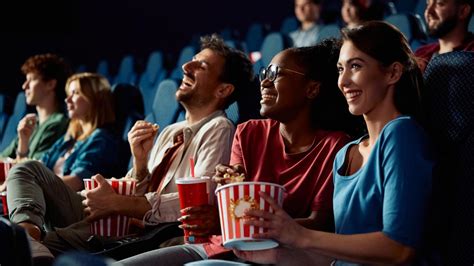 Espectadores comprando palomitas en la entrada del cine durante la Gran Depresión